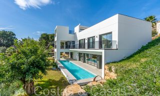 Prête à emménager, villa de luxe moderne à vendre avec piscine à débordement dans une communauté fermée exclusive à Benalmadena, Costa del Sol 64103 