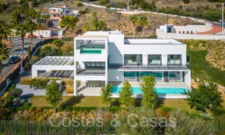Prête à emménager, villa de luxe moderne à vendre avec piscine à débordement dans une communauté fermée exclusive à Benalmadena, Costa del Sol 64107 