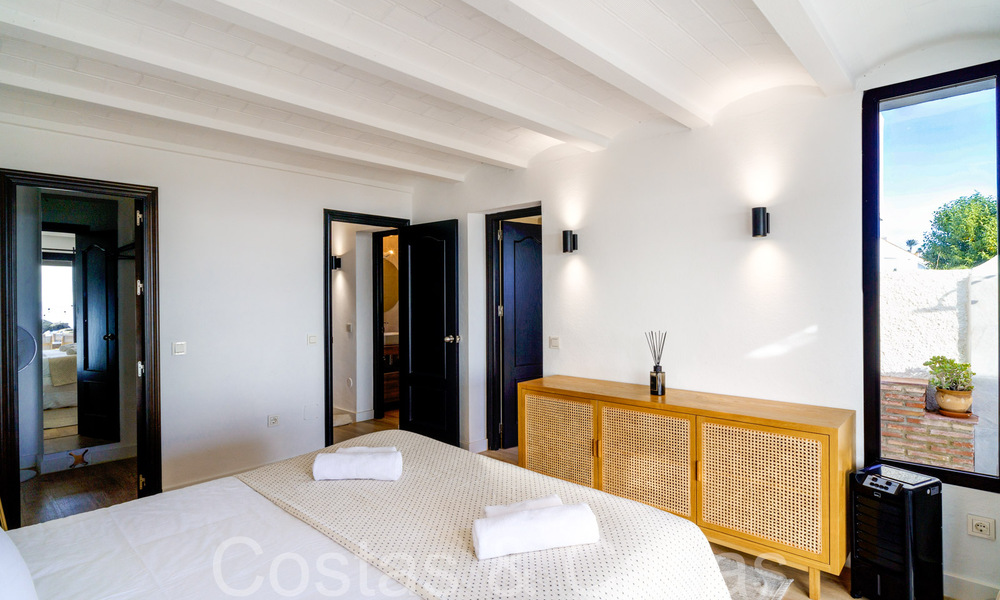 Villa méditerranéenne à vendre sur une plage renommée près du centre d'Estepona 64025