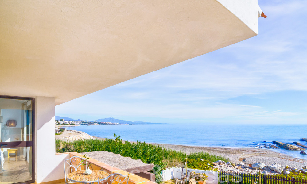 Villa méditerranéenne à vendre sur une plage renommée près du centre d'Estepona 64042