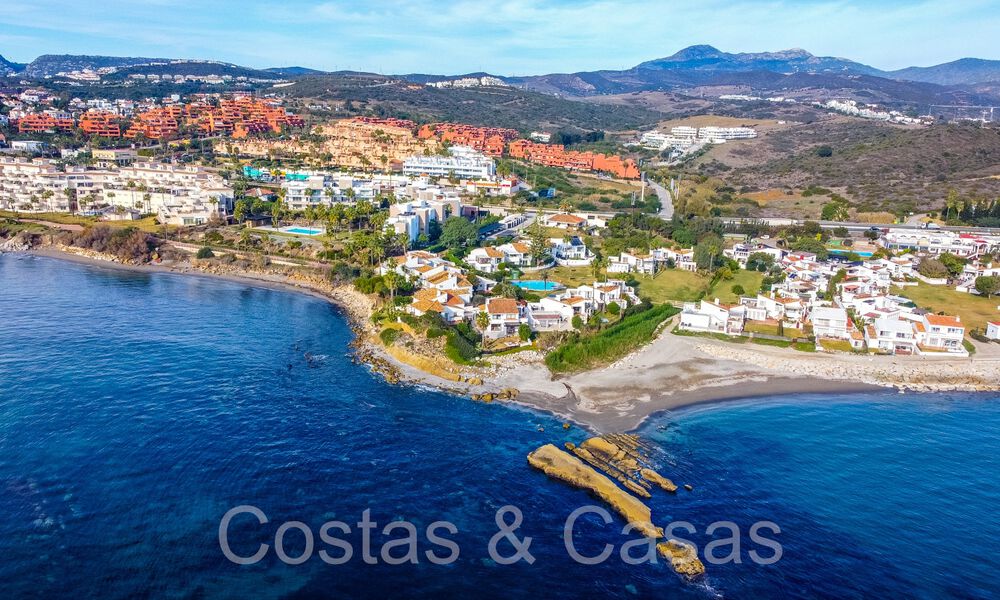 Villa méditerranéenne à vendre sur une plage renommée près du centre d'Estepona 64060