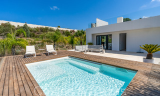 Villa de luxe supérieure à l'architecture moderne à vendre à deux pas de la vallée du golf de Nueva Andalucia, Marbella 64181 