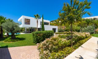 Villa de luxe supérieure à l'architecture moderne à vendre à deux pas de la vallée du golf de Nueva Andalucia, Marbella 64203 