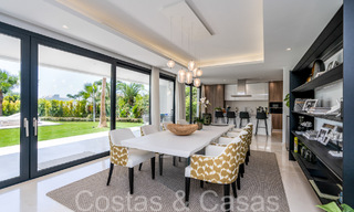 Villa de luxe supérieure à l'architecture moderne à vendre à deux pas de la vallée du golf de Nueva Andalucia, Marbella 64204 