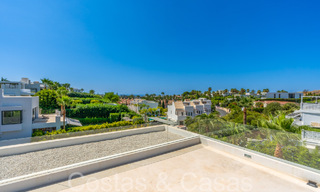 Villa de luxe supérieure à l'architecture moderne à vendre à deux pas de la vallée du golf de Nueva Andalucia, Marbella 64208 
