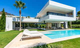 Villa de luxe supérieure à l'architecture moderne à vendre à deux pas de la vallée du golf de Nueva Andalucia, Marbella 64209 