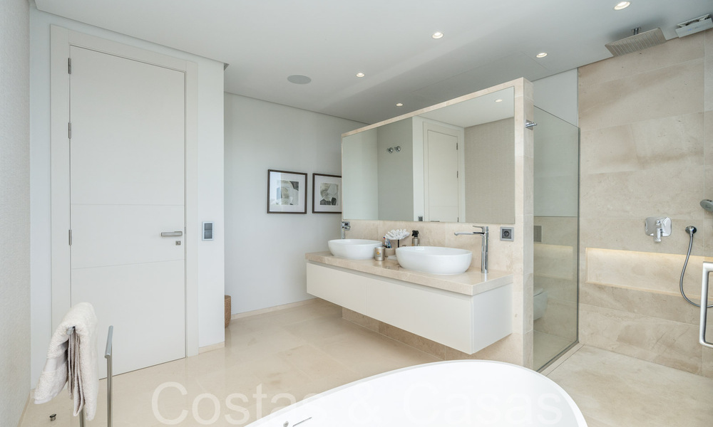 Villa de luxe supérieure à l'architecture moderne à vendre à deux pas de la vallée du golf de Nueva Andalucia, Marbella 64210