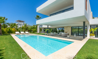 Villa de luxe supérieure à l'architecture moderne à vendre à deux pas de la vallée du golf de Nueva Andalucia, Marbella 64229 