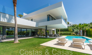 Villa de luxe supérieure à l'architecture moderne à vendre à deux pas de la vallée du golf de Nueva Andalucia, Marbella 64235 