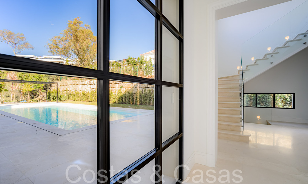 Villa de luxe au design moderne et méditerranéen, prête à être emménagée, à vendre dans une zone de golf très prisée à Nueva Andalucia, Marbella. 64244