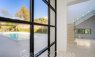Villa de luxe au design moderne et méditerranéen, prête à être emménagée, à vendre dans une zone de golf très prisée à Nueva Andalucia, Marbella. 64244 