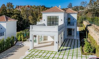 Villa de luxe au design moderne et méditerranéen, prête à être emménagée, à vendre dans une zone de golf très prisée à Nueva Andalucia, Marbella. 64247 