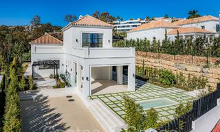 Villa de luxe au design moderne et méditerranéen, prête à être emménagée, à vendre dans une zone de golf très prisée à Nueva Andalucia, Marbella. 64256 