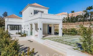 Villa de luxe au design moderne et méditerranéen, prête à être emménagée, à vendre dans une zone de golf très prisée à Nueva Andalucia, Marbella. 64258 