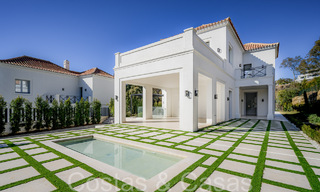 Villa de luxe au design moderne et méditerranéen, prête à être emménagée, à vendre dans une zone de golf très prisée à Nueva Andalucia, Marbella. 64268 