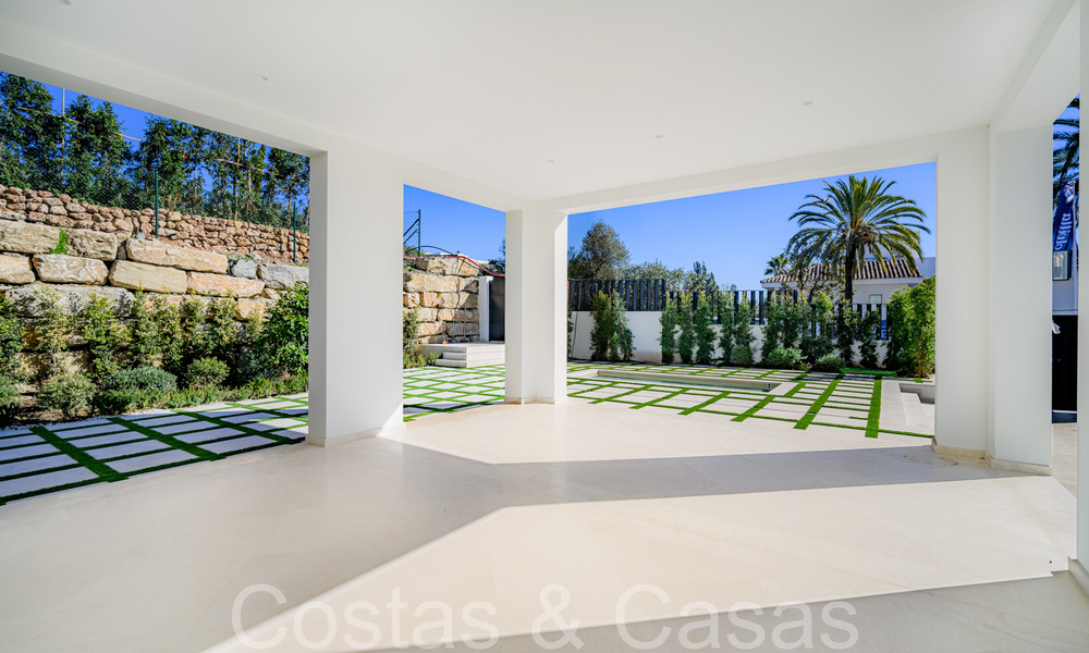 Villa de luxe au design moderne et méditerranéen, prête à être emménagée, à vendre dans une zone de golf très prisée à Nueva Andalucia, Marbella. 64269