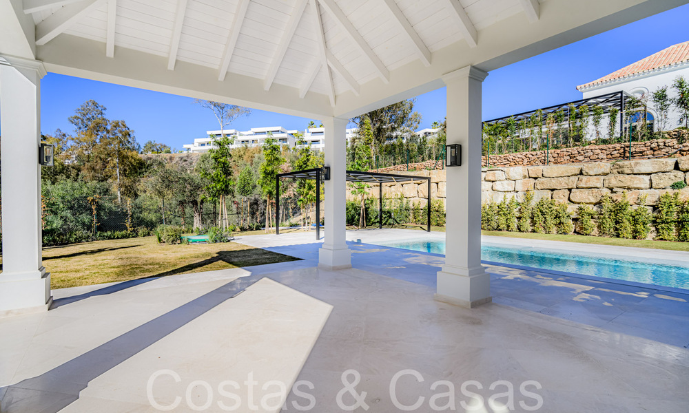 Villa de luxe au design moderne et méditerranéen, prête à être emménagée, à vendre dans une zone de golf très prisée à Nueva Andalucia, Marbella. 64270