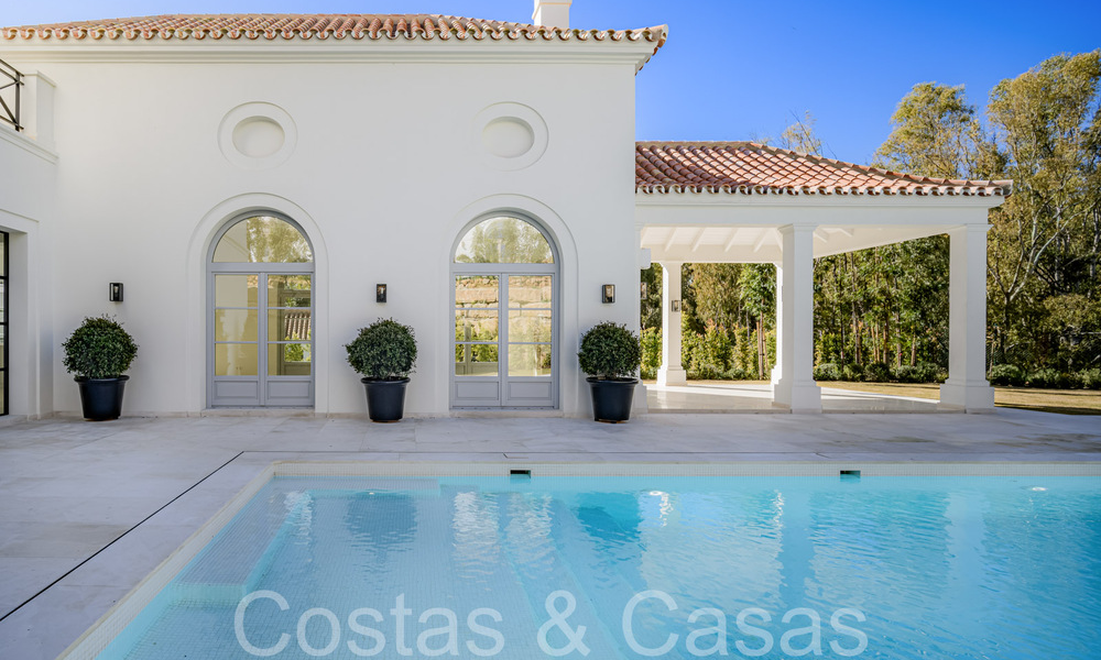 Villa de luxe au design moderne et méditerranéen, prête à être emménagée, à vendre dans une zone de golf très prisée à Nueva Andalucia, Marbella. 64272
