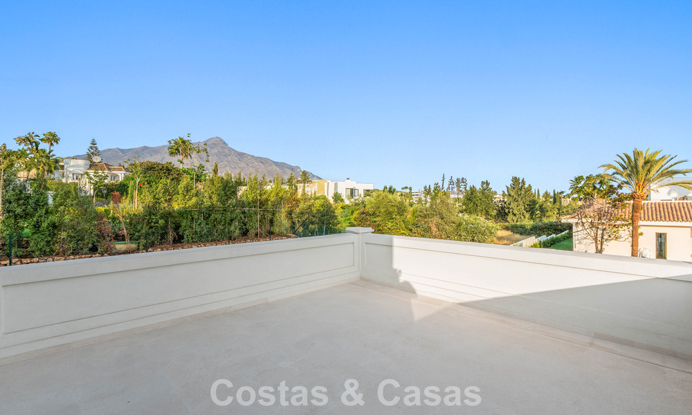 Villa de luxe au design moderne et méditerranéen, prête à être emménagée, à vendre dans une zone de golf très prisée à Nueva Andalucia, Marbella. 774507
