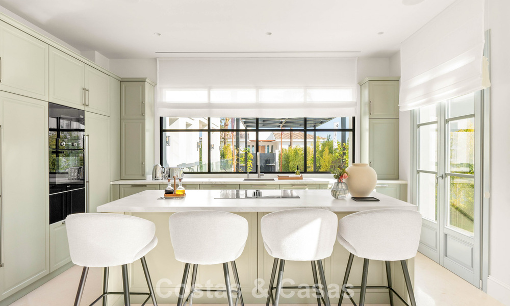 Villa de luxe au design moderne et méditerranéen, prête à être emménagée, à vendre dans une zone de golf très prisée à Nueva Andalucia, Marbella. 774518