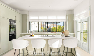 Villa de luxe au design moderne et méditerranéen, prête à être emménagée, à vendre dans une zone de golf très prisée à Nueva Andalucia, Marbella. 774518 