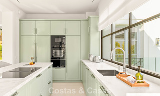 Villa de luxe au design moderne et méditerranéen, prête à être emménagée, à vendre dans une zone de golf très prisée à Nueva Andalucia, Marbella. 774519 