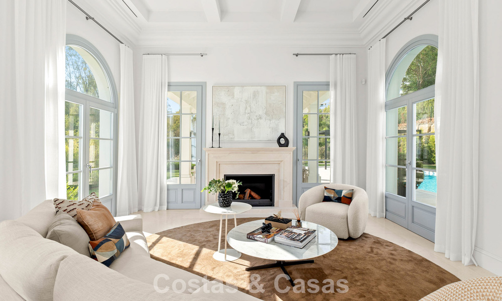 Villa de luxe au design moderne et méditerranéen, prête à être emménagée, à vendre dans une zone de golf très prisée à Nueva Andalucia, Marbella. 774523