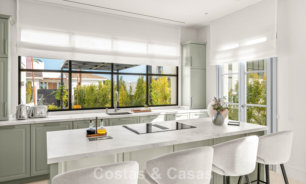 Villa de luxe au design moderne et méditerranéen, prête à être emménagée, à vendre dans une zone de golf très prisée à Nueva Andalucia, Marbella. 774525