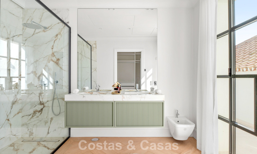 Villa de luxe au design moderne et méditerranéen, prête à être emménagée, à vendre dans une zone de golf très prisée à Nueva Andalucia, Marbella. 774526