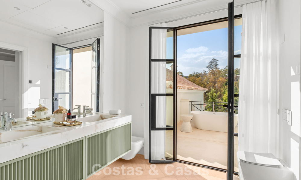 Villa de luxe au design moderne et méditerranéen, prête à être emménagée, à vendre dans une zone de golf très prisée à Nueva Andalucia, Marbella. 774528