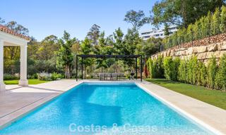 Villa de luxe au design moderne et méditerranéen, prête à être emménagée, à vendre dans une zone de golf très prisée à Nueva Andalucia, Marbella. 774530 