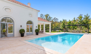 Villa de luxe au design moderne et méditerranéen, prête à être emménagée, à vendre dans une zone de golf très prisée à Nueva Andalucia, Marbella. 774531 