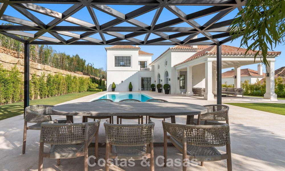 Villa de luxe au design moderne et méditerranéen, prête à être emménagée, à vendre dans une zone de golf très prisée à Nueva Andalucia, Marbella. 774534
