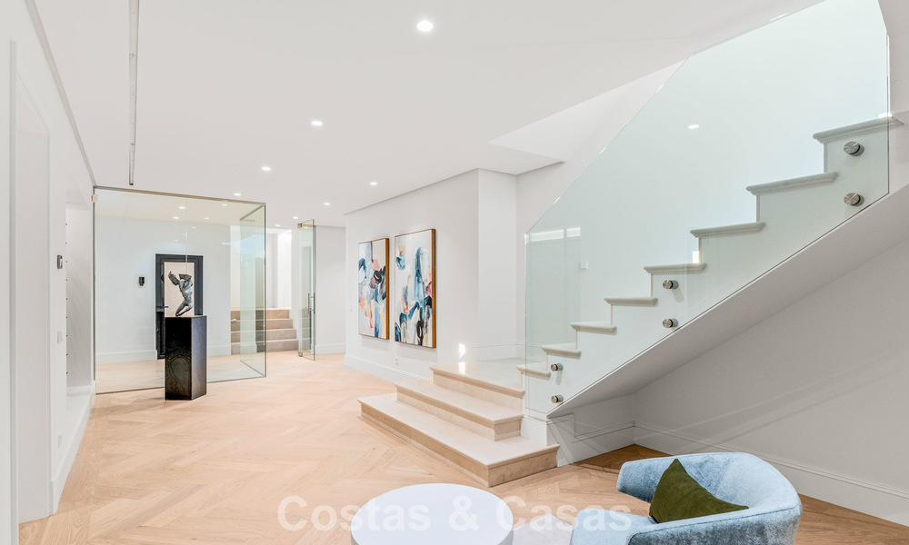 Villa de luxe au design moderne et méditerranéen, prête à être emménagée, à vendre dans une zone de golf très prisée à Nueva Andalucia, Marbella. 774538