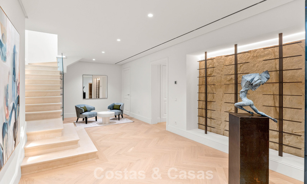 Villa de luxe au design moderne et méditerranéen, prête à être emménagée, à vendre dans une zone de golf très prisée à Nueva Andalucia, Marbella. 774540