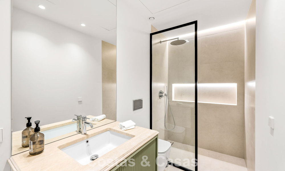 Villa de luxe au design moderne et méditerranéen, prête à être emménagée, à vendre dans une zone de golf très prisée à Nueva Andalucia, Marbella. 774543