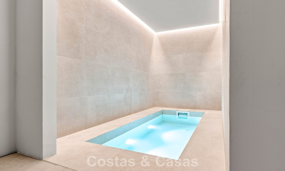 Villa de luxe au design moderne et méditerranéen, prête à être emménagée, à vendre dans une zone de golf très prisée à Nueva Andalucia, Marbella. 774544