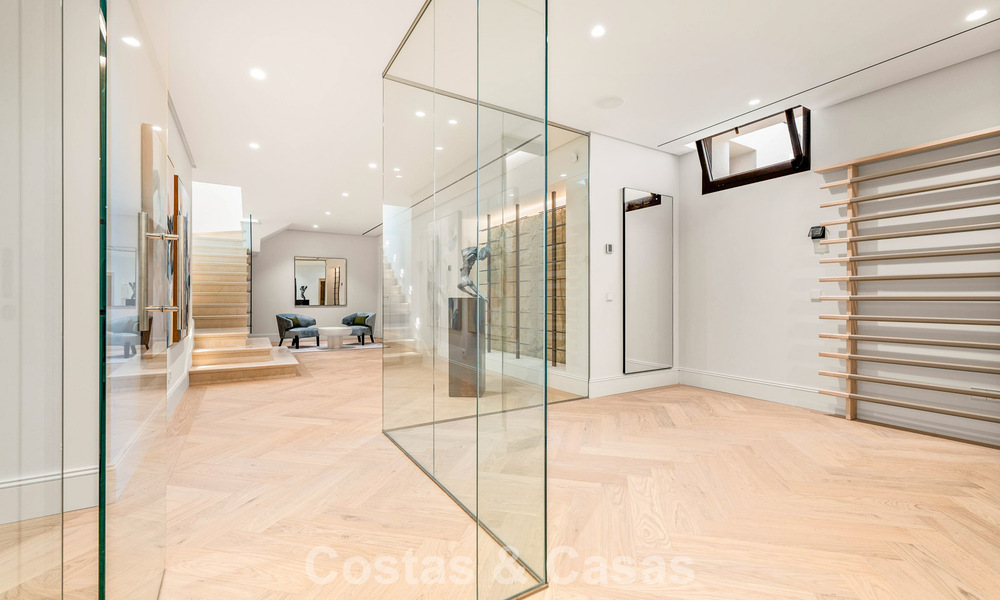 Villa de luxe au design moderne et méditerranéen, prête à être emménagée, à vendre dans une zone de golf très prisée à Nueva Andalucia, Marbella. 774545