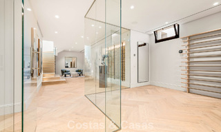 Villa de luxe au design moderne et méditerranéen, prête à être emménagée, à vendre dans une zone de golf très prisée à Nueva Andalucia, Marbella. 774545 