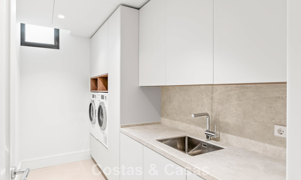 Villa de luxe au design moderne et méditerranéen, prête à être emménagée, à vendre dans une zone de golf très prisée à Nueva Andalucia, Marbella. 774547