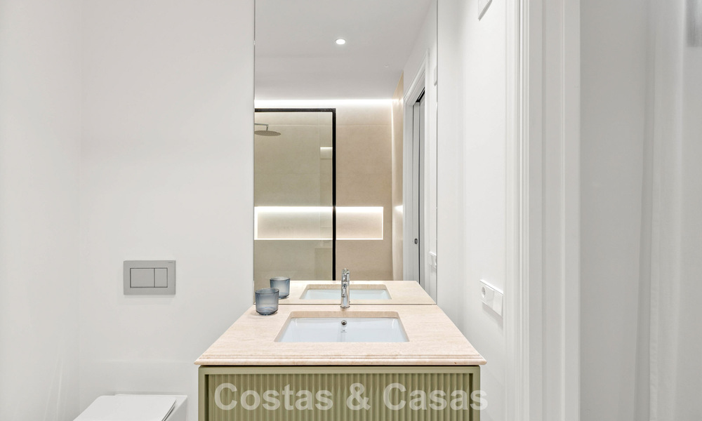 Villa de luxe au design moderne et méditerranéen, prête à être emménagée, à vendre dans une zone de golf très prisée à Nueva Andalucia, Marbella. 774551