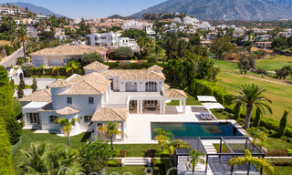 Superbe villa de luxe avec un style architectural méditerranéen moderne à vendre, première ligne de golf à Nueva Andalucia, Marbella 64505 