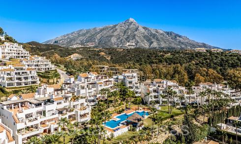 Charmant appartement à vendre avec vue panoramique sur la vallée et la mer à Nueva Andalucia, Marbella 64598