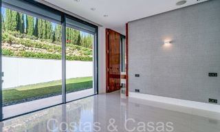 Nouvelle villa de luxe avec un style architectural avancé à vendre dans la vallée du golf de Nueva Andalucia, Marbella 64529 