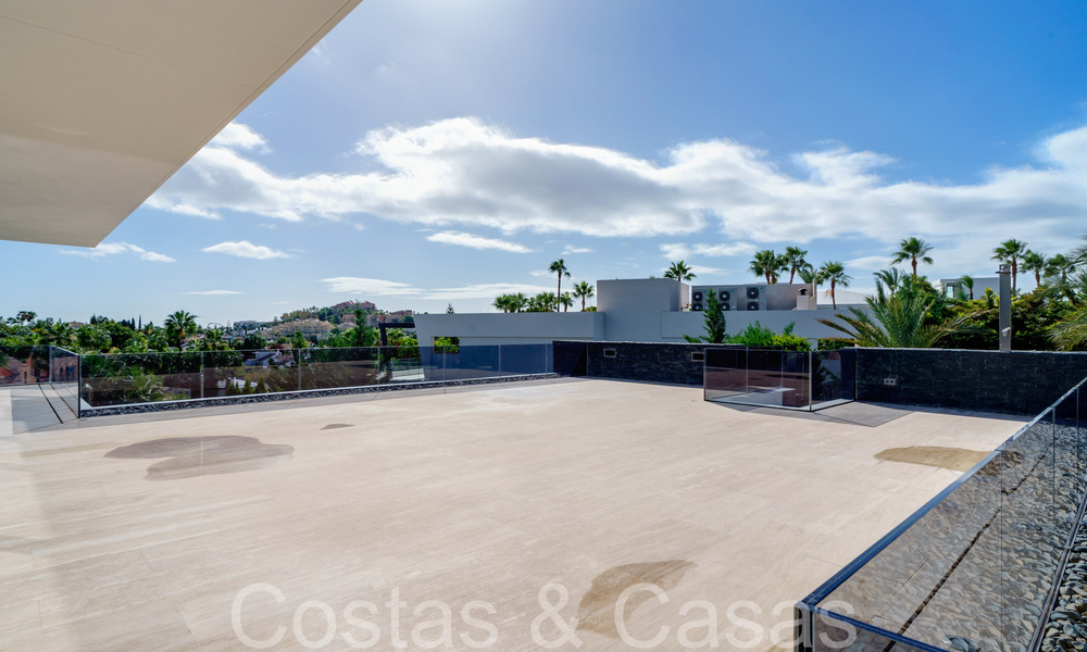 Nouvelle villa de luxe avec un style architectural avancé à vendre dans la vallée du golf de Nueva Andalucia, Marbella 64530