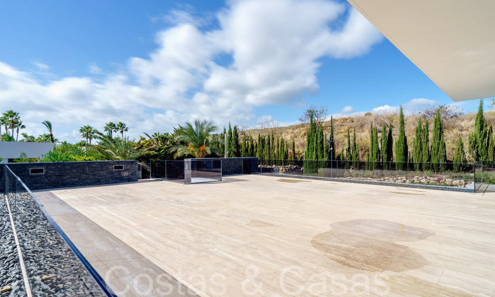 Nouvelle villa de luxe avec un style architectural avancé à vendre dans la vallée du golf de Nueva Andalucia, Marbella 64531