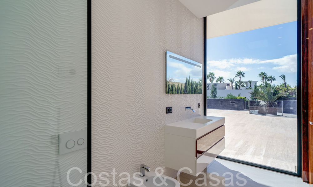 Nouvelle villa de luxe avec un style architectural avancé à vendre dans la vallée du golf de Nueva Andalucia, Marbella 64540