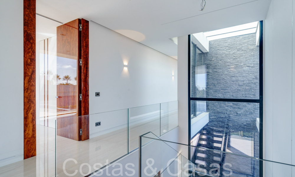 Nouvelle villa de luxe avec un style architectural avancé à vendre dans la vallée du golf de Nueva Andalucia, Marbella 64544