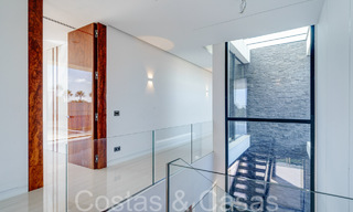 Nouvelle villa de luxe avec un style architectural avancé à vendre dans la vallée du golf de Nueva Andalucia, Marbella 64544 