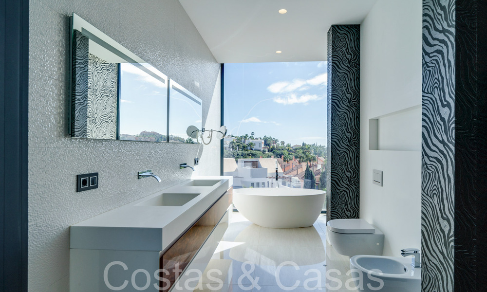 Nouvelle villa de luxe avec un style architectural avancé à vendre dans la vallée du golf de Nueva Andalucia, Marbella 64550